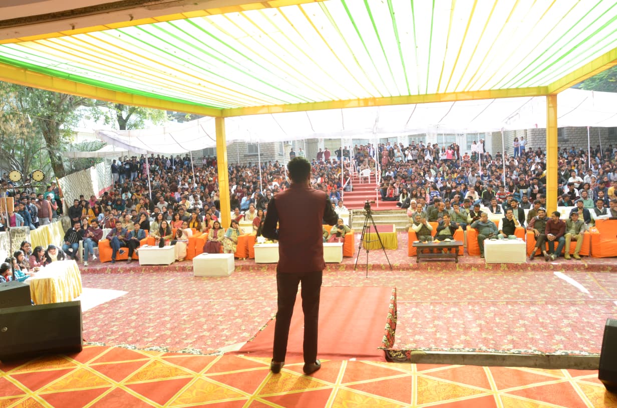 Anchor Himanshu Paliwal performance image