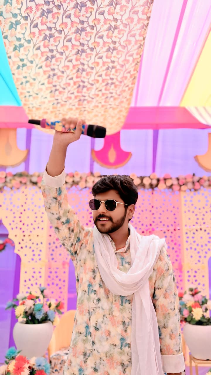 Anchor Himanshu Paliwal hosting a daytime wedding celebration